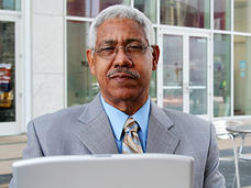 Man-on-laptop-outside-article.jpg